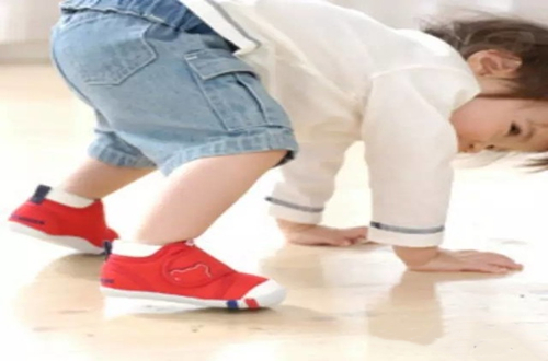 小宝宝的鞋怎么买？学步鞋应当买什么样的牌子？带您一览学步鞋十大品牌学步鞋